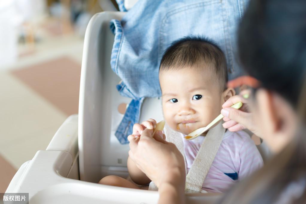 两个月新生儿吃多少奶，新手爸妈的喂养指南